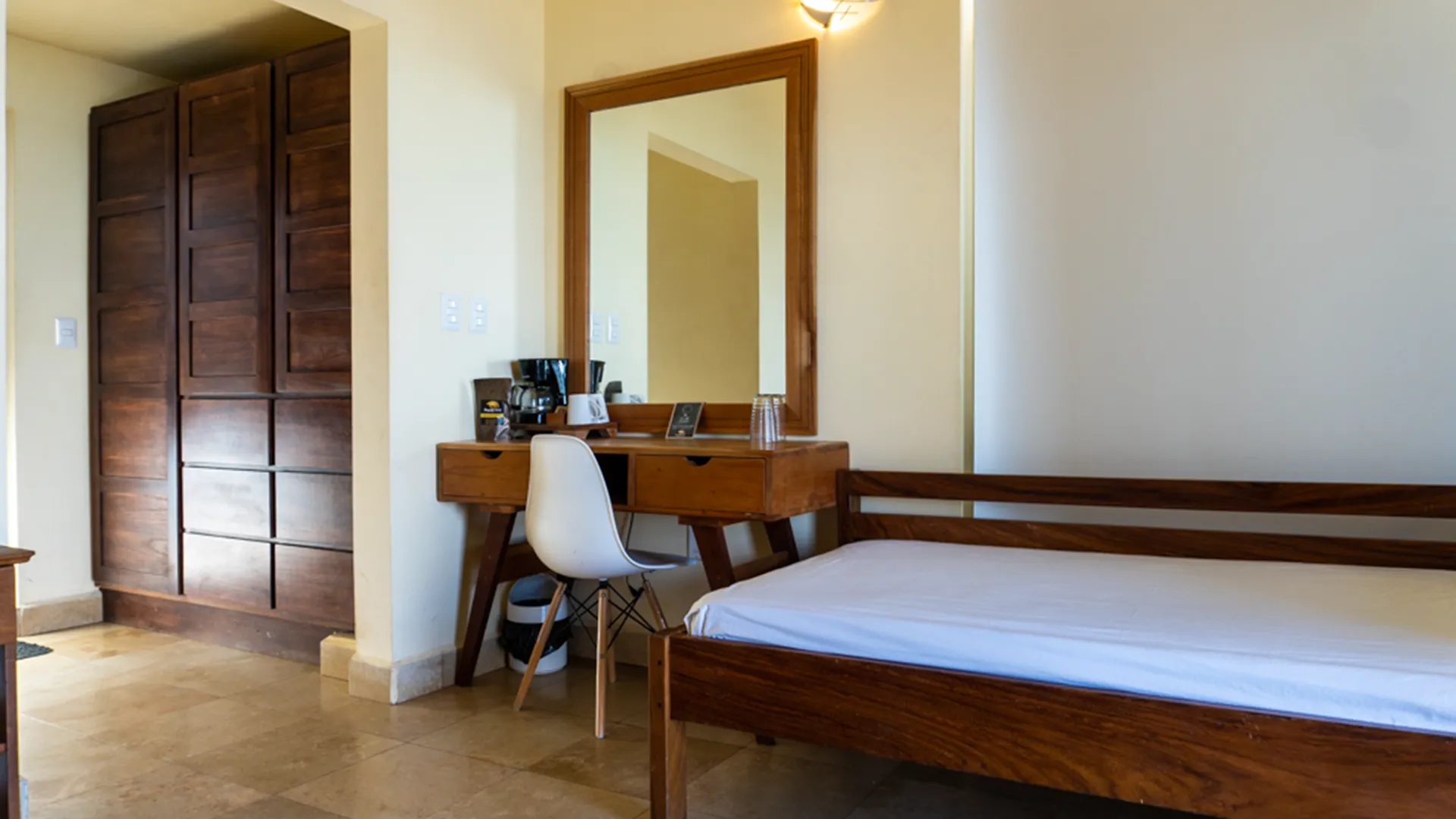 Magnific Rock – Studio – Desk, Wardrobe and Single Bed