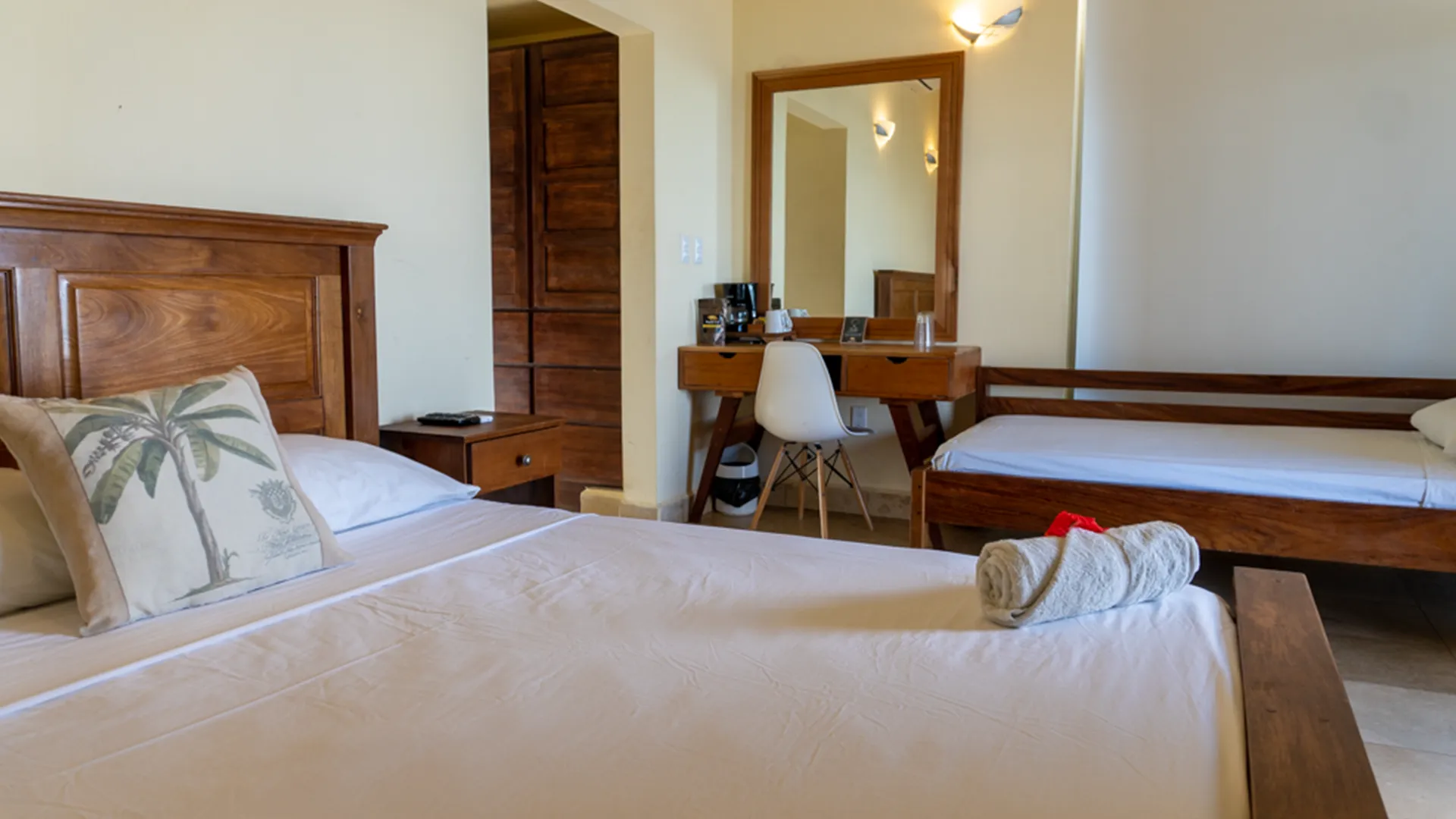 Magnific Rock – Studio – Queen Bed & Desk Area